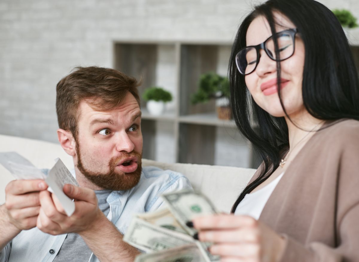 pessoa organizando o orçamento da família com contas e calculadora