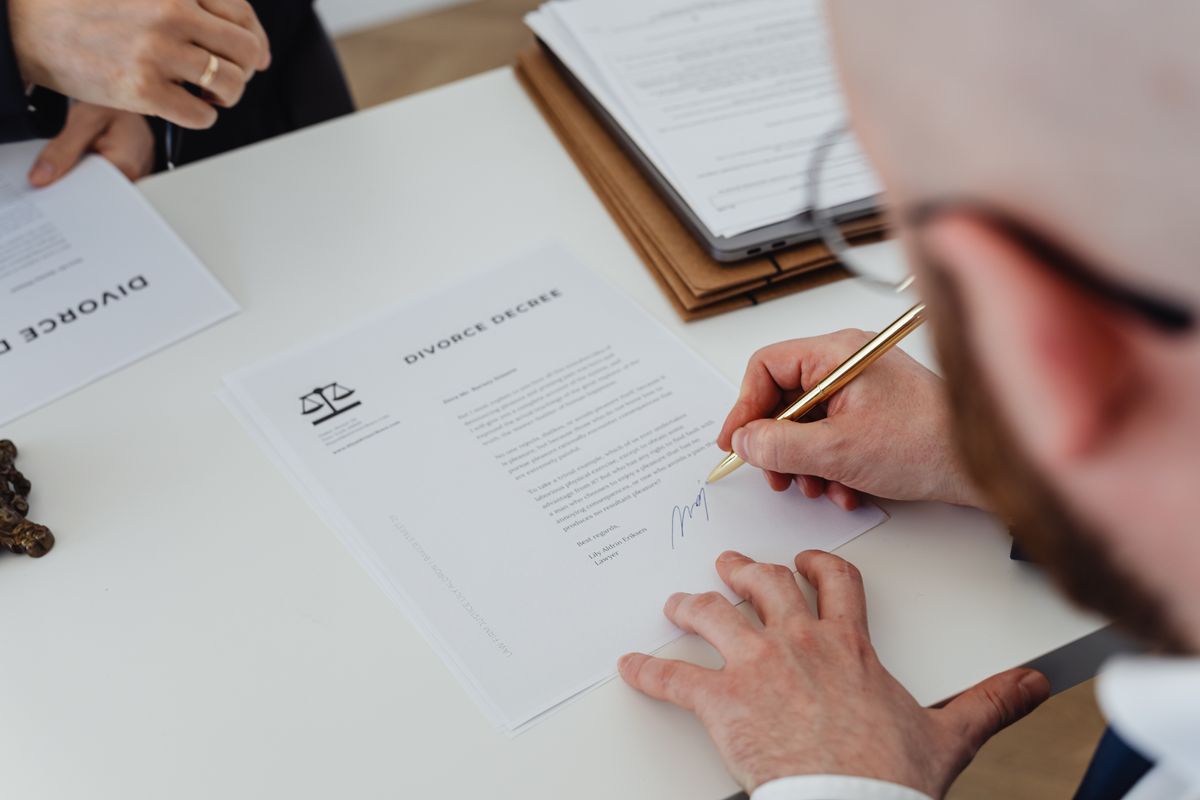 assinatura de contrato de crédito com caneta