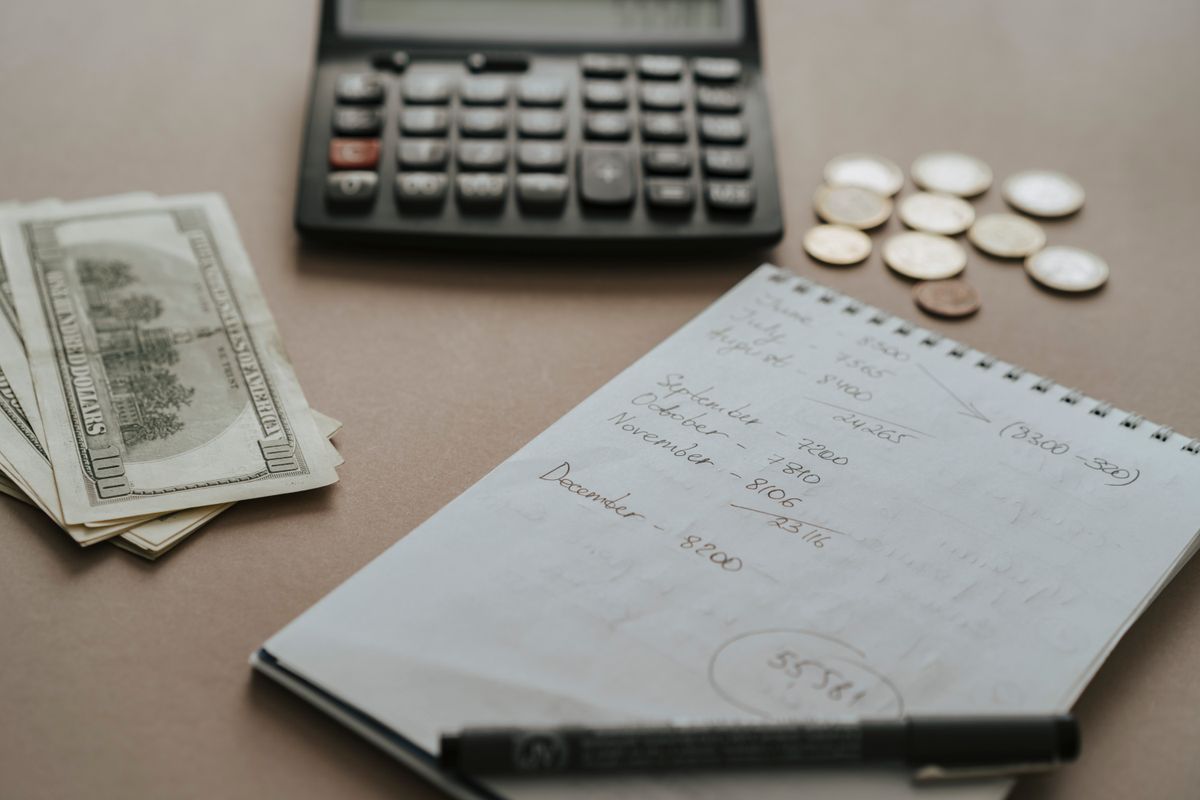 mesa com calculadora para calcular a taxa da maquininha